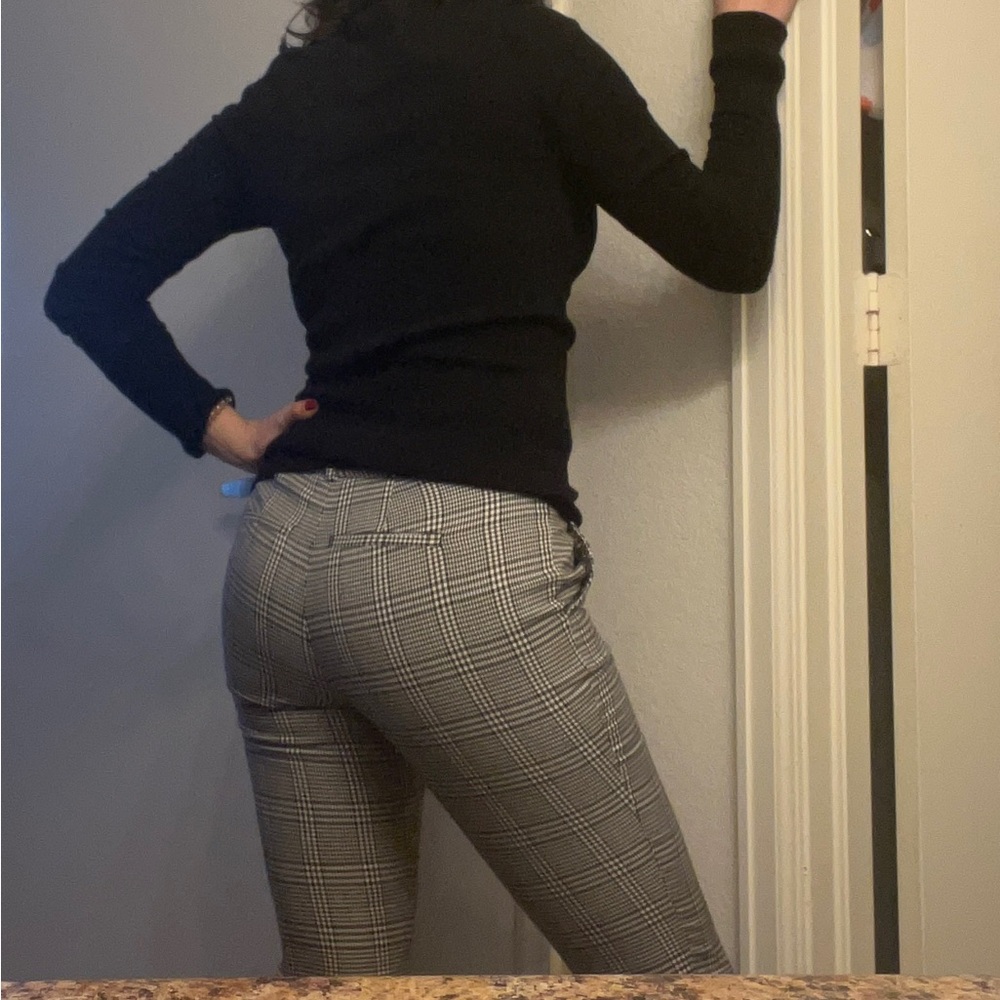 Black and white plaid skinny cropped slacks. Size 0 petite.